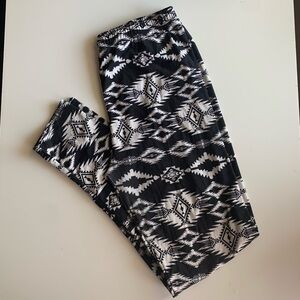 Black / White Geometric pattern cotton leggings. Plus sz14/16